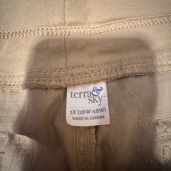 Terra & Sky Women's Cargo Shorts in Beige - Picture 7 of 7
